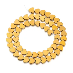 Nahaufnahme von goldenen Herz-Hämatit-Perlen, ideal für DIY-Schmuckherstellung und Basteln.