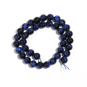 Détail de perles en vrac en œil de tigre bleu, idéal pour bracelets et colliers DIY.