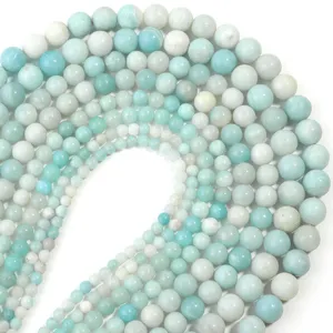 Detailansicht runder Amazonit Chalcedon Perlen, perfekt für handgemachte DIY Schmuckstücke.