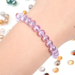 Bracciale di perle di cristallo sfaccettate viola, dettaglio polso, gioiello lucido