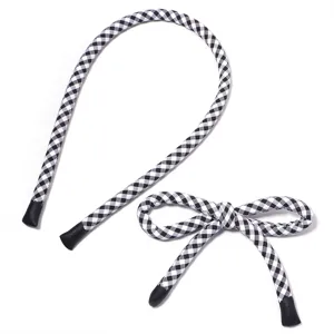 Schwarz-weiße Vichy-Karos Stoffband und Schleife Detail, ideal für DIY handgemachte Zubehör.
