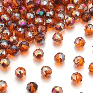 Dettaglio in primo piano di perline di cristallo ambrato sfaccettate con riflessi iridescenti.