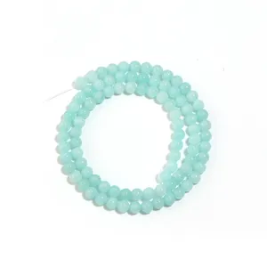 Nahaufnahme von hellgrünen runden Edelstein-Perlen, ideal für handgemachten DIY-Schmuck.