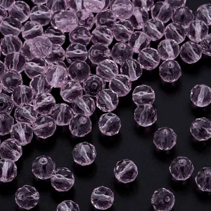 Primo piano di perline di cristallo sfaccettato viola chiaro per creazione di gioielli.