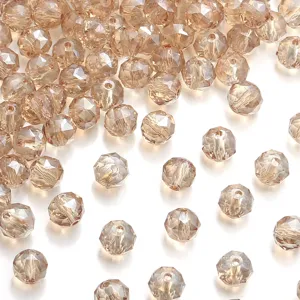 Primo piano dettagliato di perline di cristallo sfaccettate champagne scintillanti.