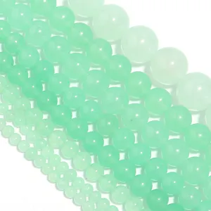 Detailaufnahme glatter grüner Chalcedon Edelstein Rundperlen für handgemachten Schmuck.