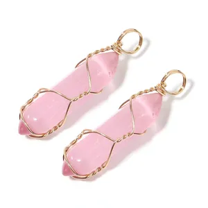 Detailansicht des rosa Kristall Sechskantsäulen Anhängers mit eleganter Golddrahtwicklung.