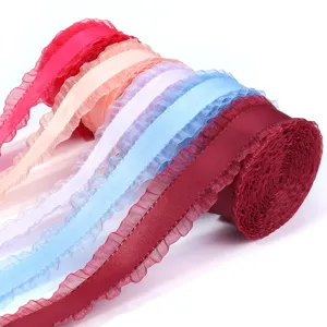 Nastro pieghettato colorato con volant per bricolage, confezioni regalo e cucito.