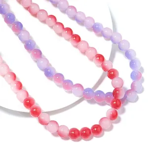 Nahaufnahme bunter Farbverlauf Glasperlen für DIY Schmuckherstellung und schöne Accessoires.