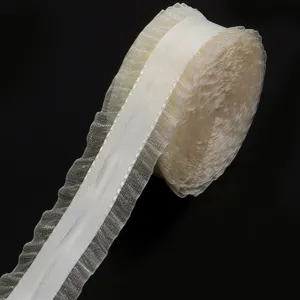 Dettaglio del nastro con volant plissettato, tessuto in poliestere bianco per artigianato e regali.