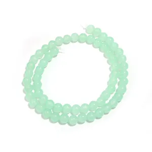 Grüne Chalcedon Perlen Detail Nahaufnahme glatte halbfinierte Edelstein Kette Stk.