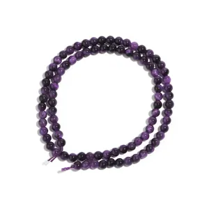 Nahaufnahme Detail von lila Tigerauge Perlen für handgemachte Schmuck Zubehör DIY