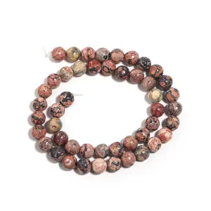 Detail van natuurstenen ronde kralen streng, ideaal voor het maken van DIY sieraden en armbanden.