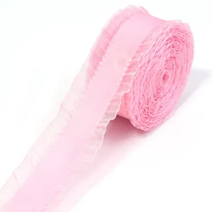 Dettaglio nastro in organza rosa con bordo arricciato per cucito, confezioni e fai da te.