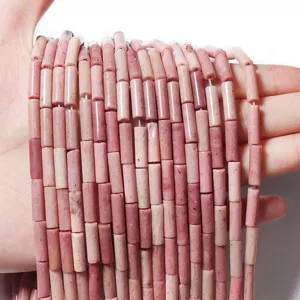 Nahaufnahme von rosa Kristall-Stein-Röhrenperlen für DIY handgemachte Schmuckdetails.