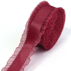 Primo piano del dettaglio del bordo del nastro arricciato rosso scuro, tessitura fine.