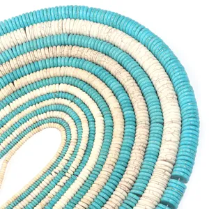 Synthetische weiße und blaue flache Perlen Heishi Perlen für DIY Schmuck Zubehör Bastelei.