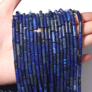 Nahaufnahme Detail von natürlichen Lapislazuli Röhrenperlen Strängen für DIY Schmuck.