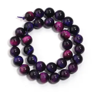 Detailaufnahme von violetten Tigerauge Edelstein runden Perlen fur DIY Schmuck und Zubehor.