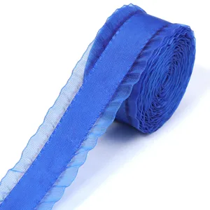 Dettaglio rotolo nastro arricciato blu per bricolage confezione regalo cucito abbigliamento