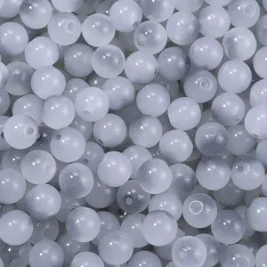 Nahaufnahme von milchigen zweifarbigen Glasperlen für DIY Schmuckherstellung Accessoires.