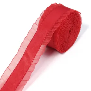 Vista dettagliata del nastro in poliestere rosso arricciato, ideale per regali e fai.