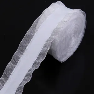 Dettaglio bordo in pizzo con volant in organza di poliestere bianco, bordo strutturato fai da te.