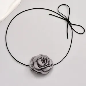 Detail de collier de fleur en tissu 3D minimaliste style coreen avec pendentif rose gris.