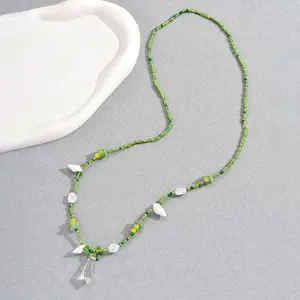 Detailaufnahme der bunten Perlen Taillenkette mit Muscheln und Kristallanhänger.