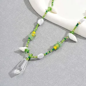 Detailansicht der Boho Perlen Taillenkette mit Muscheln und Kristall Anhänger Strand.