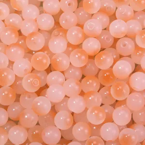 Nahaufnahme zweifarbiger Glasperlen mit Farbverlauf, ideal für DIY-Schmuckherstellung.