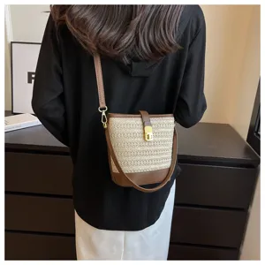 Borsa a secchiello vintage in paglia intrecciata con finiture in pelle marrone a tracolla