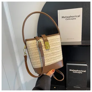 Dettaglio ravvicinato di una borsa a secchiello vintage in paglia con finiture in pelle
