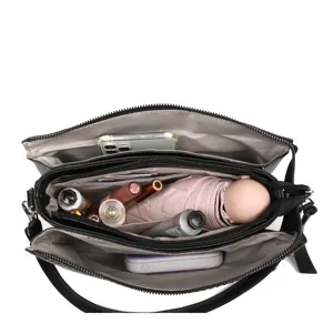 Vue détaillée du sac à bandoulière noir pour femme à plusieurs compartiments et grande capacité.