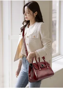 Élégant sac à main en cuir rouge vin avec poignée tressée et fermoir chic, sac rétro polyvalent.
