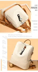 Vista de detalle cercana de la mochila de cuero blanco crema texturizado con dijes muy elegantes.