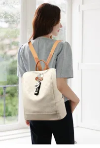 Mochila minimalista beige con patrón de cuadros para mujer elegante casual urbana de cuero