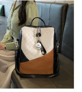 Vista detallada de la mochila de moda para mujer con patrón de cuadros y lindo colgante.