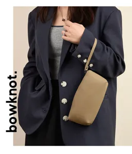 Pochette bracelet en cuir véritable pour femme, portefeuille clutch minimaliste pour téléphone.