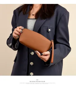 Pochette en cuir véritable pour femme, grand sac à main minimaliste avec dragonne et fermeture éclair.