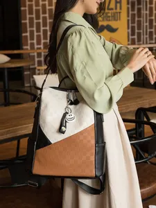 Mochila elegante para mujer con diseño colorblock y patrón a cuadros texturizado urbano.