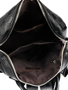 Mochila de mujer en cuero sintético negro con patrón de cuadros clásico y gran espacio.