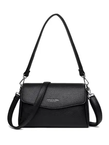 Borsa a tracolla nera classica in pelle sintetica con patta, elegante per le donne.