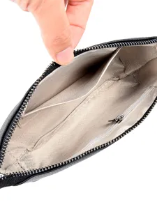 Sac pochette noir en cuir veritable avec poche interieure zippee et fentes pour cartes.