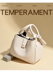 Vue détaillée du sac seau en cuir souple à texture élégante, présentant un style raffiné.