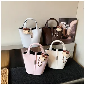 Borsa a secchiello con orsetto dei cartoni animati per donne, borsa in pelle PU con tracolla.