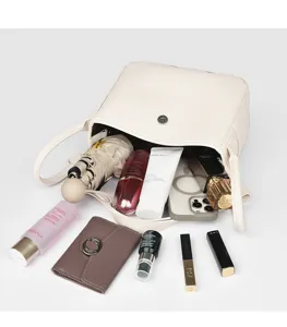 Vue detaillee du sac seau en cuir souple texture litchi avec un grand espace interieur.