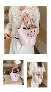 Bella borsa a secchiello in pelle PU rosa con ciondolo a orsetto per look quotidiani.