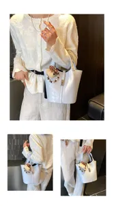 Borsa a secchiello celeste da donna con simpatico ciondolo orsetto, elegante borsa in ecopelle.