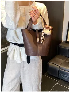 Borsa a secchiello in pelle marrone con ciondolo orsetto, elegante borsa da donna per tutti i giorni.